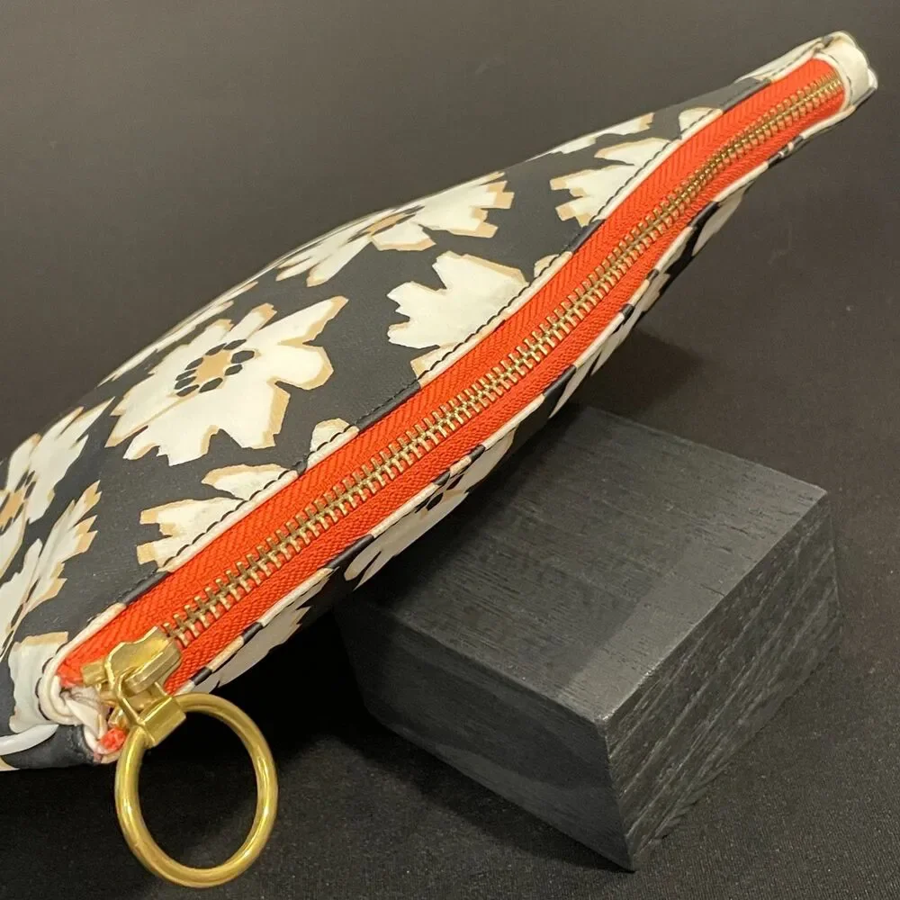 ~ Rare FOSSIL Bag Zip Clutch Daisy Floral Makeup Cosmetics Mod Pattern Pouch